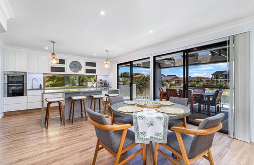 Sorrento House | Luxury Waterside Oasis