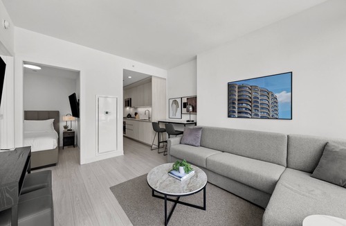 West Loop Hotel | Luxury West Loop Rentals: Modern Suites w/City Views & Resort Amenities