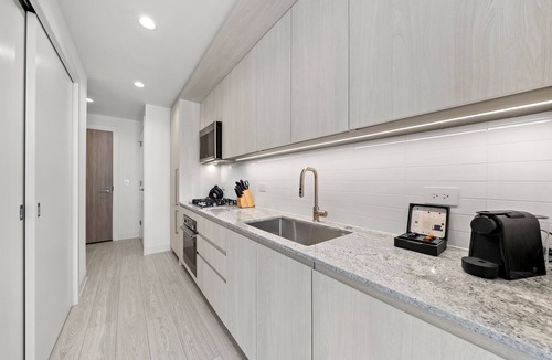 West Loop Hotel | Luxury West Loop Rentals: Modern Suites w/City Views & Resort Amenities