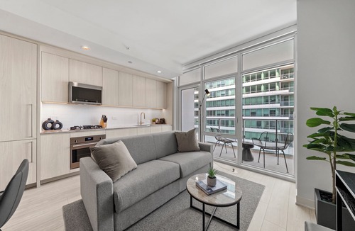West Loop Hotel | Luxury West Loop Suites: Your Chicago Stay with Modern Comfort & Resort Perks