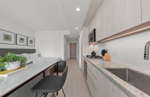 West Loop Hotel | Luxury West Loop Suites: Your Chicago Stay with Modern Comfort & Resort Perks