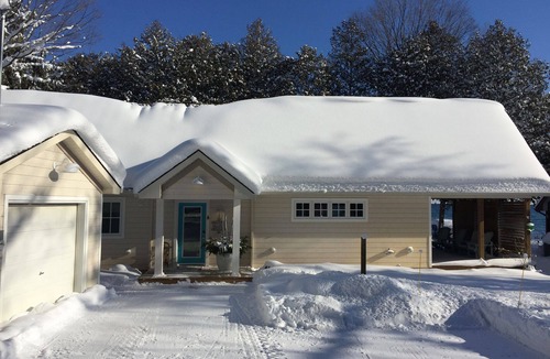 Meaford Cottage | Luxury Winter Waterfront Retreat For Family & Friends