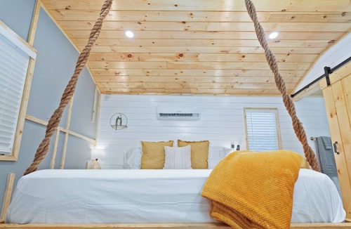 Azalea Park Cabin | Luxury Wooden Cabin in the Heart of Orlando Florida