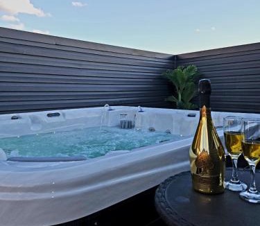 Newbold House | Luxury World Cup Spot with Rooftop and Cozy Fireplace