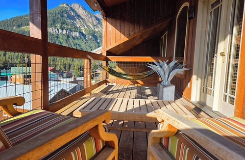Cooke City-Silver Gate House | Luxury Yellowstone Chalet - Mountain Views with Sauna!