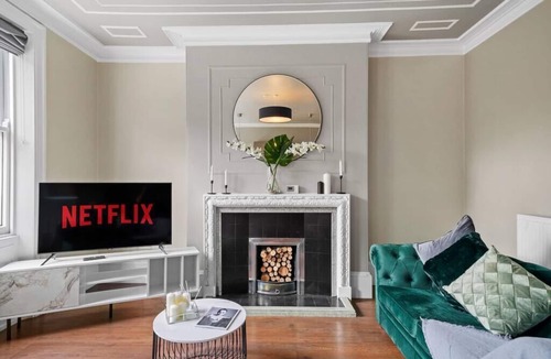 Wakefield Condo | Luxury Yorkshire Apartment 3 - Parking