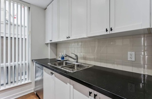 Bloor-Yorkville Apartment | Luxury Yorkville 2bed 2bath 5 guests Parking
