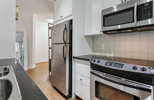 Bloor-Yorkville Apartment | Luxury Yorkville 2bed 2bath 5 guests Parking
