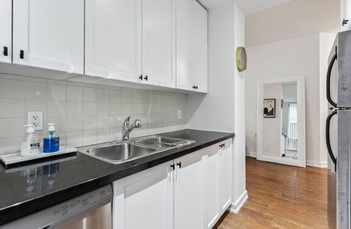 Bloor-Yorkville Apartment | Luxury Yorkville 2bed 2bath 5 guests Parking
