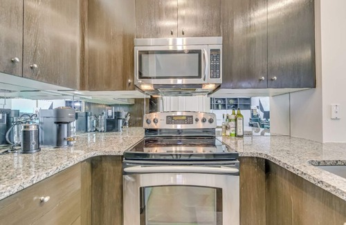 Yorkville Condo | Luxury Yorkville Suite Steps to Designer Shops