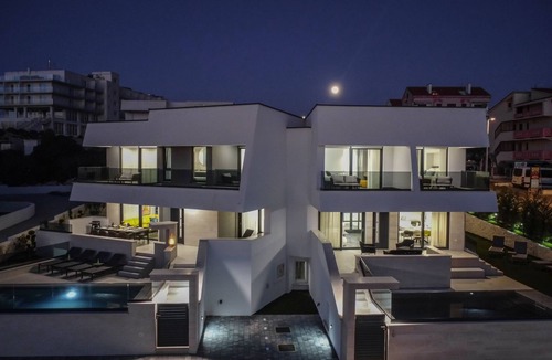 Novalja House | Luxusvilla Travera mit privatem Pool und Jacuzzi by Interhome