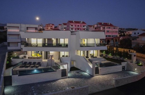 Novalja House | Luxusvilla Travera mit privatem Pool und Jacuzzi by Interhome