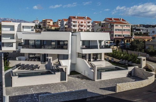 Novalja House | Luxusvilla Travera mit privatem Pool und Jacuzzi by Interhome
