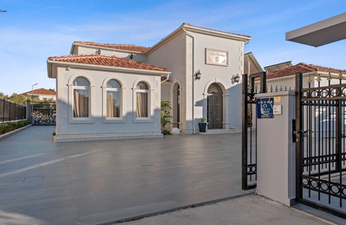 Vodice Villa | Luxuzna Villa Carolus prvi red do mora