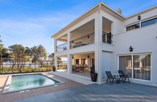 Vodice Villa | Luxuzna Villa Carolus prvi red do mora