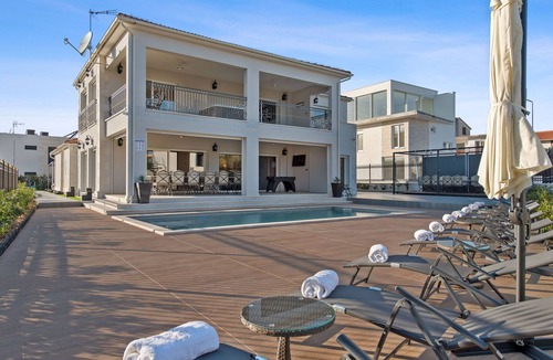 Vodice Villa | Luxuzna Villa Carolus prvi red do mora