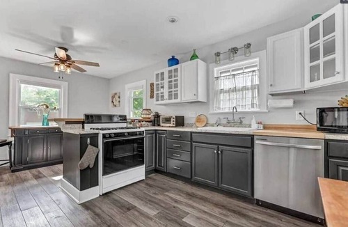 Lewiston House | LVR - The Yellow House on 3rd