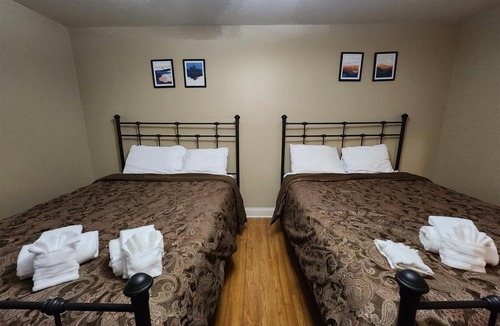 Lake Harmony House | LW255-Single Family Home At Big Boulder Lake & Ski Area-Sleeps 13-Hot Tub & Game Room