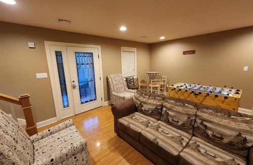 Lake Harmony House | LW255-Single Family Home At Big Boulder Lake & Ski Area-Sleeps 13-Hot Tub & Game Room