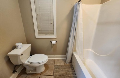 Lake Harmony House | LW255-Single Family Home At Big Boulder Lake & Ski Area-Sleeps 13-Hot Tub & Game Room