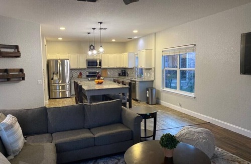 San Antonio Villa | Lxry 5 BR Huge Heated Pool/Spa/Fire Pit/Game Room near Seaworld/Six Flags (Al.)