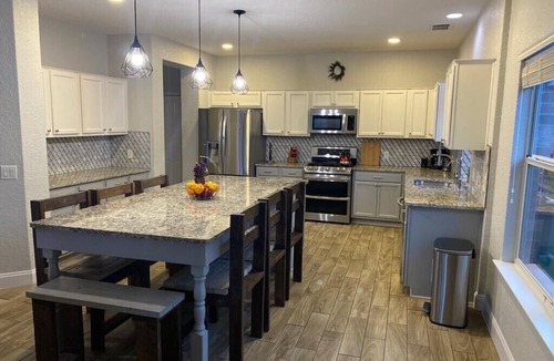 San Antonio Villa | Lxry 5 BR Huge Heated Pool/Spa/Fire Pit/Game Room near Seaworld/Six Flags (Al.)