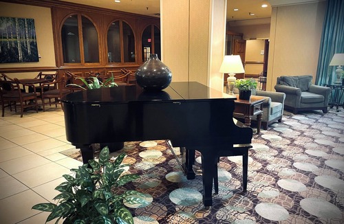 Central Business District Hotel | Lynchburg Grand Estate