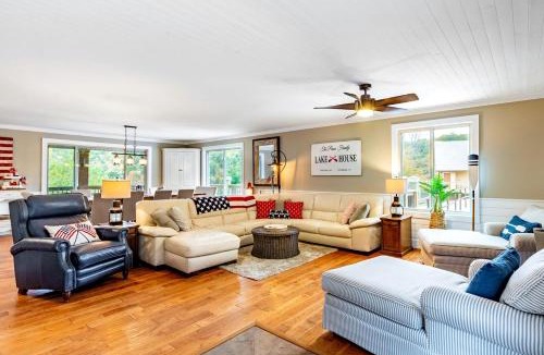 Tullahoma House | Lynchburg's Best-Kept Secret: A Unique Rental with Private Dock and Open Water Views