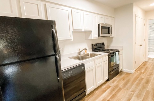 Lyndon House | Lyndon Executive Monthly Condo w/Covered Parking
