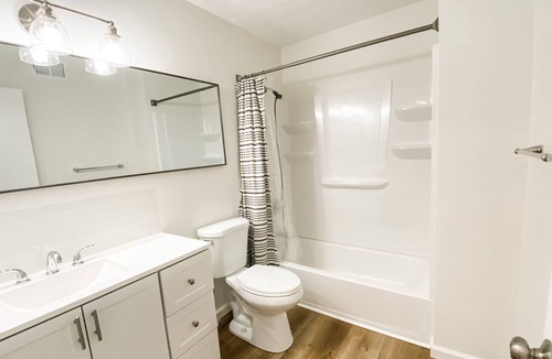 Lyndon House | Lyndon Executive Monthly Condo w/Covered Parking