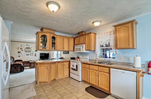 Town of Yates House | Lyndonville Home w/Fire Pit, Screened Patio & A/C