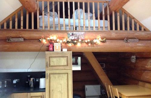 Wing Cabin | lyne view, log cabin