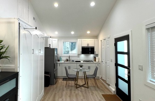Alderwood Manor Apartment | Lynnwood Modern Private Studio
