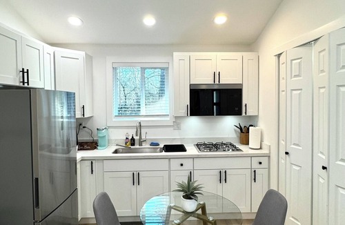 Alderwood Manor Apartment | Lynnwood Modern Private Studio