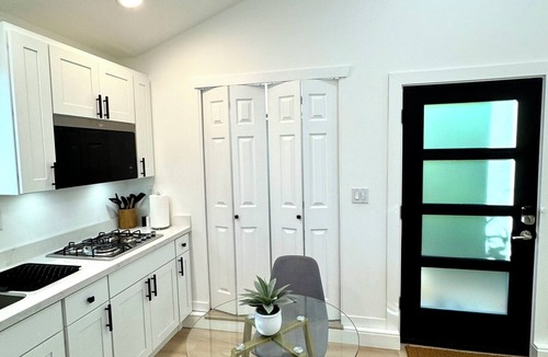 Alderwood Manor Apartment | Lynnwood Modern Private Studio