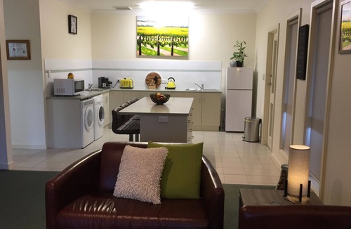 Upper Wakefield Apartment | Lyreen's apartment B&B