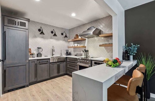 Music Row House | Lyric Loft - Walk to Broadway! Couples retreat!