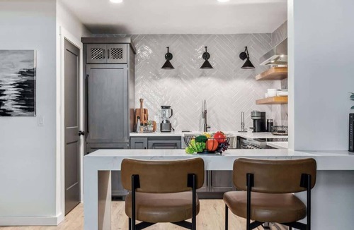 Music Row House | Lyric Loft - Walk to Broadway! Couples retreat!