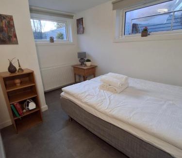 Rødovre Apartment | Lys og hyggelig underetagebolig nær København C med gratis parkering