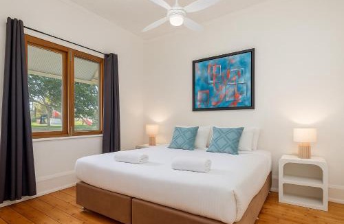 Bathurst House | MèRose Place - Cottage on George