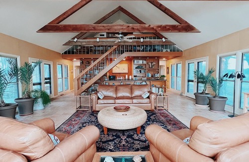 Glen Rose House | M'walimu 4 BR w/Pool, Farm Stay- Flower Farm, Goats, Pigs, Disc Golf!