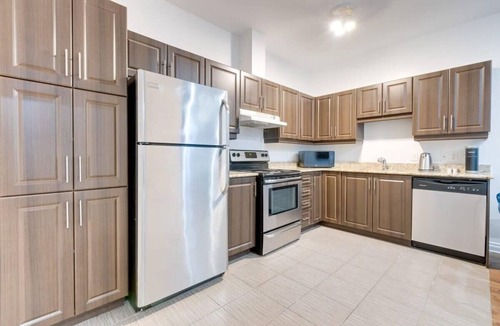Milton Park Apartment | M11 | Boulevard Suites: Large 3-BR DT Montreal 2F