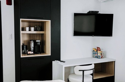 Dalhousie Apartment | M2 - Standard King room # 1 (lower level)