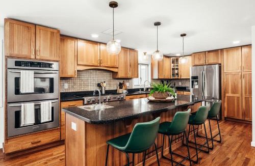 Suttons Bay House | M22 Birch House - Family friendly with shared beach & large kitchen