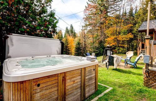 Sainte-Lucie-des-Laurentides House | Maison du lac, 5BR avec plage de sable, SPA et feu