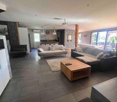 Lavelanet Villa | Ma maison en bois avec Jacuzzi