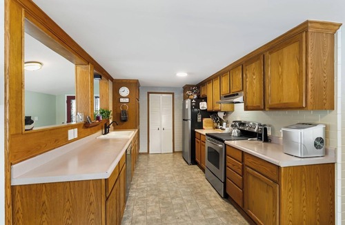 Boundary County House | MacArthur Lakefront Sunroom Sleeps 6