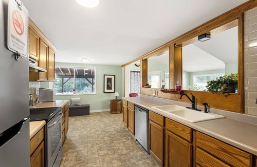 Boundary County House | MacArthur Lakefront Sunroom Sleeps 6
