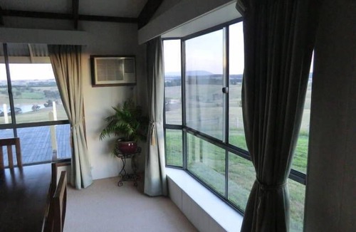 Spring Hill Cottage | Macedon Ranges Views, Spring Hill via Kyneton