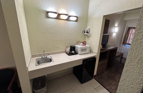 Mackinaw City Hotel | Mackinaw Beach & Bay Inn & Suites